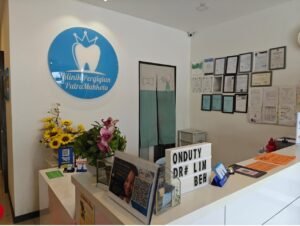 Putramahkota Dental Clinic modern frontdesk and reception area in Bandar Mahkota Cheras with friendly staff ready to assist patients