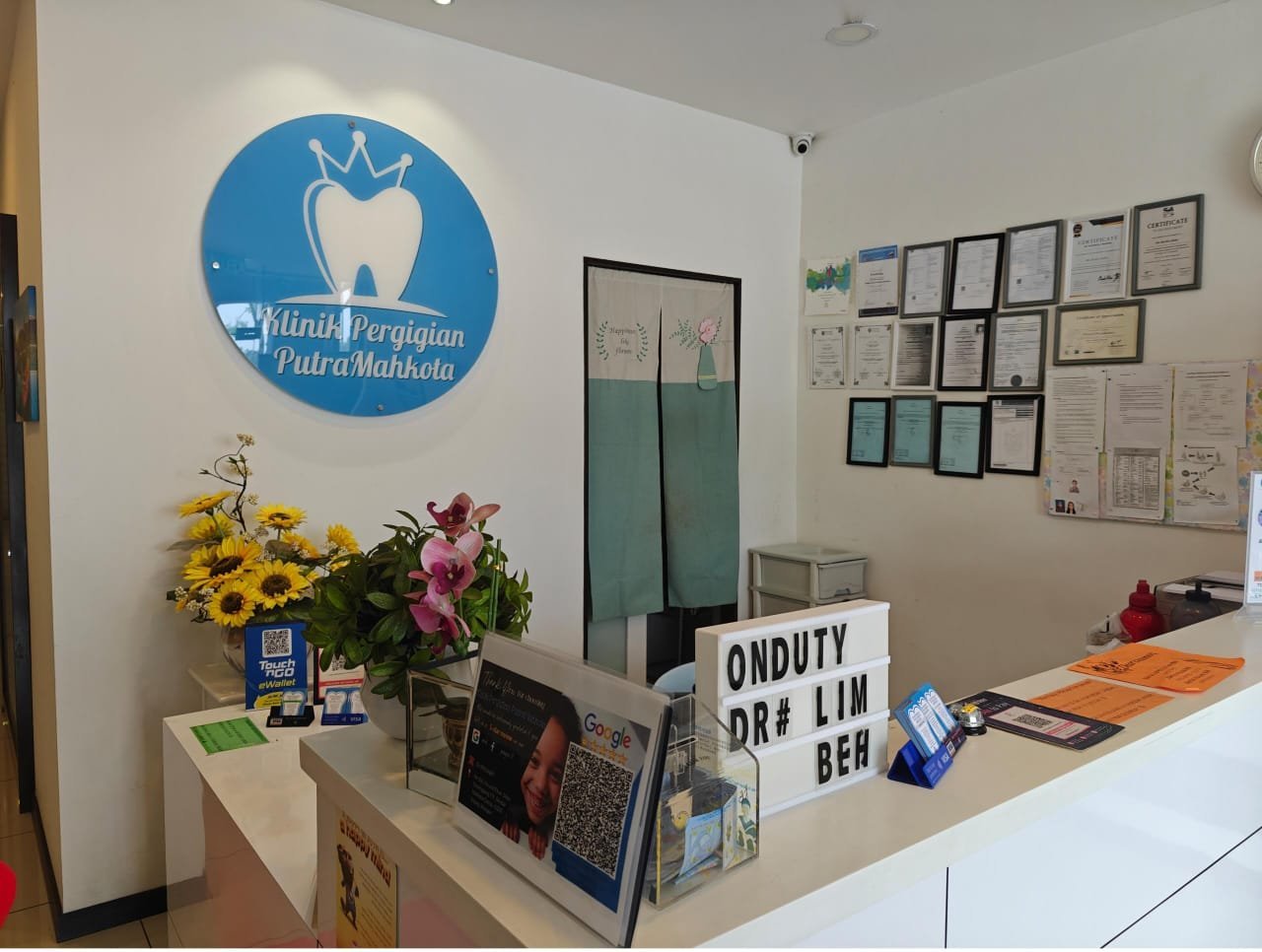 Putramahkota Dental Clinic modern frontdesk and reception area in Bandar Mahkota Cheras with friendly staff ready to assist patients