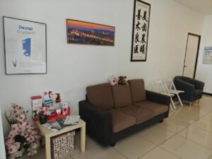 Comfortable and relaxing waiting area at Putramahkota Dental Clinic in Mahkota Cheras with modern seating and welcoming ambiance